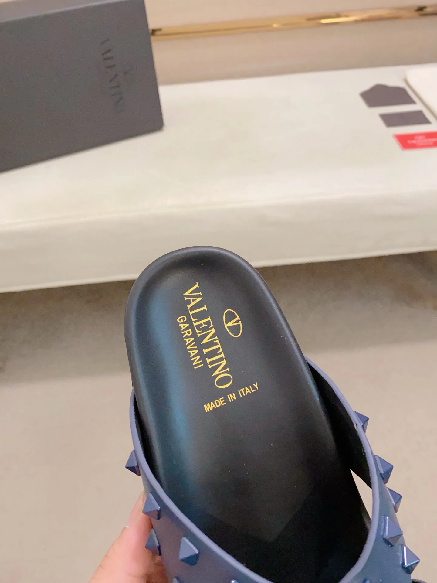 Men's shoes💰: 440💰[Valentino] New men's boutique slippers, counter quality, classic plaid, the actual workmanship is quite complex🔰The uppers are made of imported fabrics➕🐑Sheepskin lining, which tests the craftsman's craftsmanship➕original PU outsole. Size: 38-44 (45 can be customized, non-refundable)